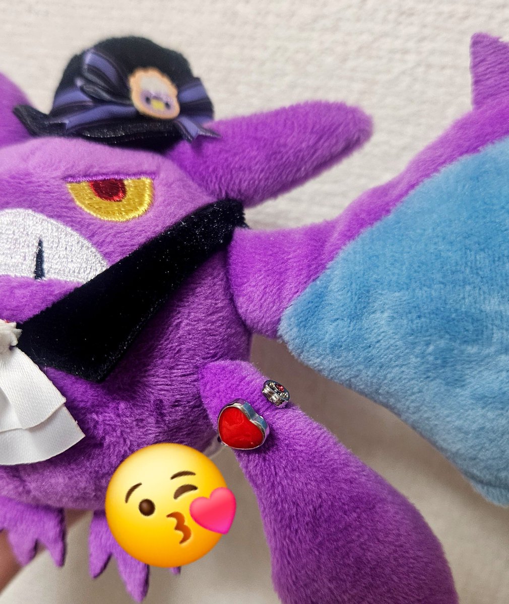 yuri8b's tweet photo. クロバットくん〜！！！めっちゃ素敵〜！！！本当にかっこいいかわいい✨️
ダイソーで買ったけどつけてなかったイヤーカフがシンデレラフィットしてさらにお洒落クロバット様になった無敵じゃん最高…ありがとうポケモンセンター…😭 https://t.co/H0iIGwARhQ