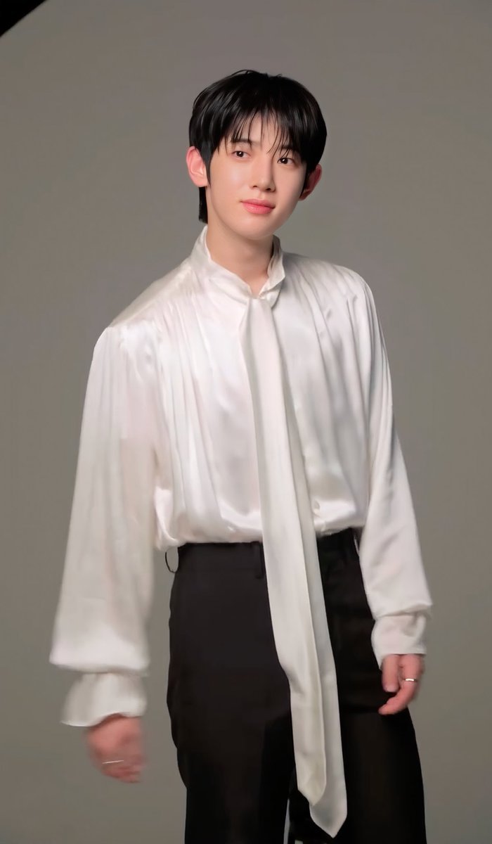 ponbakpao's tweet photo. Auranya tuh nyonya banget😭 kaya kalo lagi shopping harus ada 3 bodyguard yang bawain tas belanjaan gitu, nyonya menul dan cantik😽 https://t.co/rALkJwNRu8