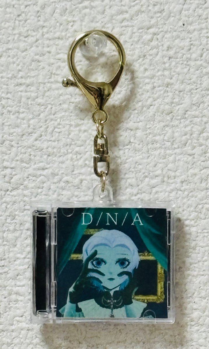 kazuki_ghost's tweet photo. ※非公式グッズ
CD風キーホルダー
D/N/Aで✝️さん
背表紙には印刷の関係で見にくくなっていますが、D/N/A  feat.Dillって書いてあります。
自分が描いた中でも気に入ってたからグッズにしてみました。
⚠️配布販売は行いません。ご了承ください
#kidと愉快な仲間の展覧会 https://t.co/SHylXLd9e2