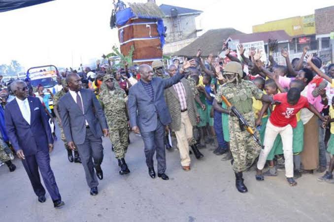 BugRoyalWatch's tweet photo. Kabaka is not in Tooro for the send off of king Oyo because;

Kabaka taziika. The reason why because traditionally is barred from attending because is the sign of strength rather than death.
Baganda aren't supposed to see him grieve or be emotional.

If kabaka sheds any tear in public like how it happened in 2010 during the kasubi Tombs fire, it's a sign of misfortune to the kingdom and abe'kika kye Nkima must perform a rite to clean the kingdom from that bad luck.

So kulwe Nnono kabaka teziika.