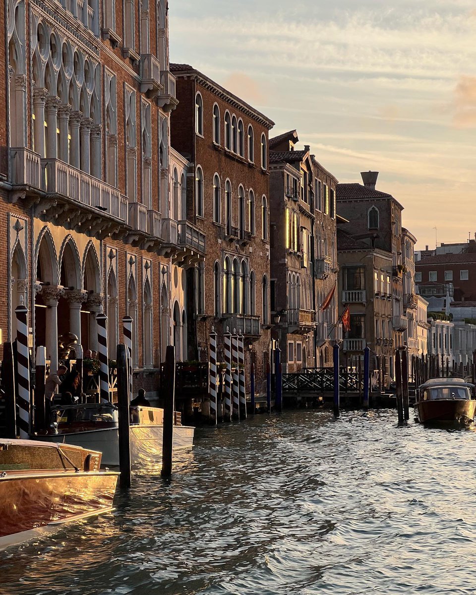 PersiNain's tweet photo. Even amid the Biennale madness and returning tourists, Venice remains stunningly beautiful. https://t.co/e3scCYmIb7