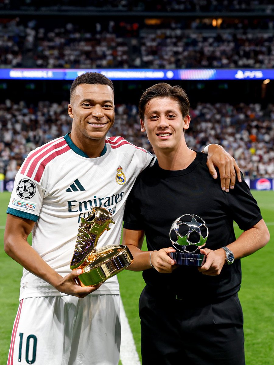 AutSP0R's tweet photo. Kylian Mbappe: "Genç oyuncular arasında Yamal'ı beğeniyorum. Her şeye sahip. Estevao'yu da beğeniyorum, özel bir yaratıcılığı var. Arda Güler çok yüksek seviyelere çıkabilir. Endrick'in potansiyeli var, iyi bir golcü. Zaire-Emery ve Doue de harika kariyerlere sahip olacaklar." https://t.co/VdUGsG59U6