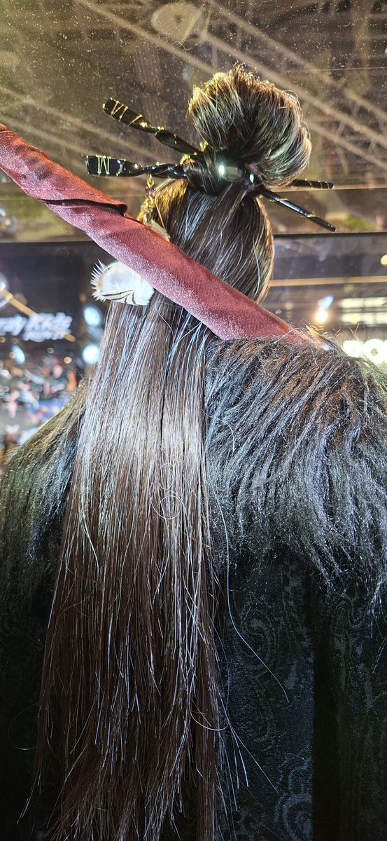 kayter31's tweet photo. 西裝版的凜殤有玻璃櫃反光很強，不過這樣可以拍出倒影也是不錯
順便拍背面 https://t.co/8OA9x3ROIE