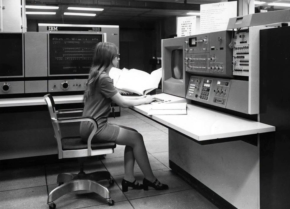 kantokuflash's tweet photo. 『System/360』1971年

IBMのメインフレームコンピュータSystem/360にコンソールの手順書を見ながら操作するキュートな女性オペレータ。
かつてコンピュータと言えばこういうイメージだった我々世代だが、半世紀以上経過すると一周回ってなんだか未来的でカッコよく見えてしまう…😊　
＃昭和の電子計算機
