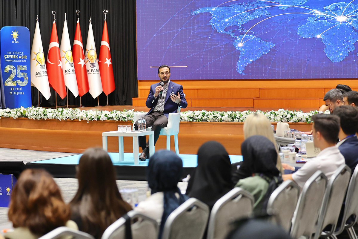abdullahozdemir's tweet photo. Diplomasi, sadece masalarda değil; merak eden, sorgulayan ve dünyayı anlamaya çalışan gençlerin fikirlerinde de şekilleniyor.

İl Gençlik Kolları Başkanlığımızın düzenlediği Diplomasi Atölyesi’nde gençlerimizle bir araya geldik; dünyadaki gelişmelerden Türkiye’nin dış politikasına uzanan başlıklarda sorularını cevapladık, fikirlerimizi ve tecrübelerimizi paylaştık.

Türkiye Yüzyılı’nın güçlü aktörleri olacak gençlerimizin ufku, Türkiye’nin yarınlarına dair en büyük gücümüz.

@akgencistanbul @nevzatyuce

📍AK Parti İstanbul İl Başkanlığı