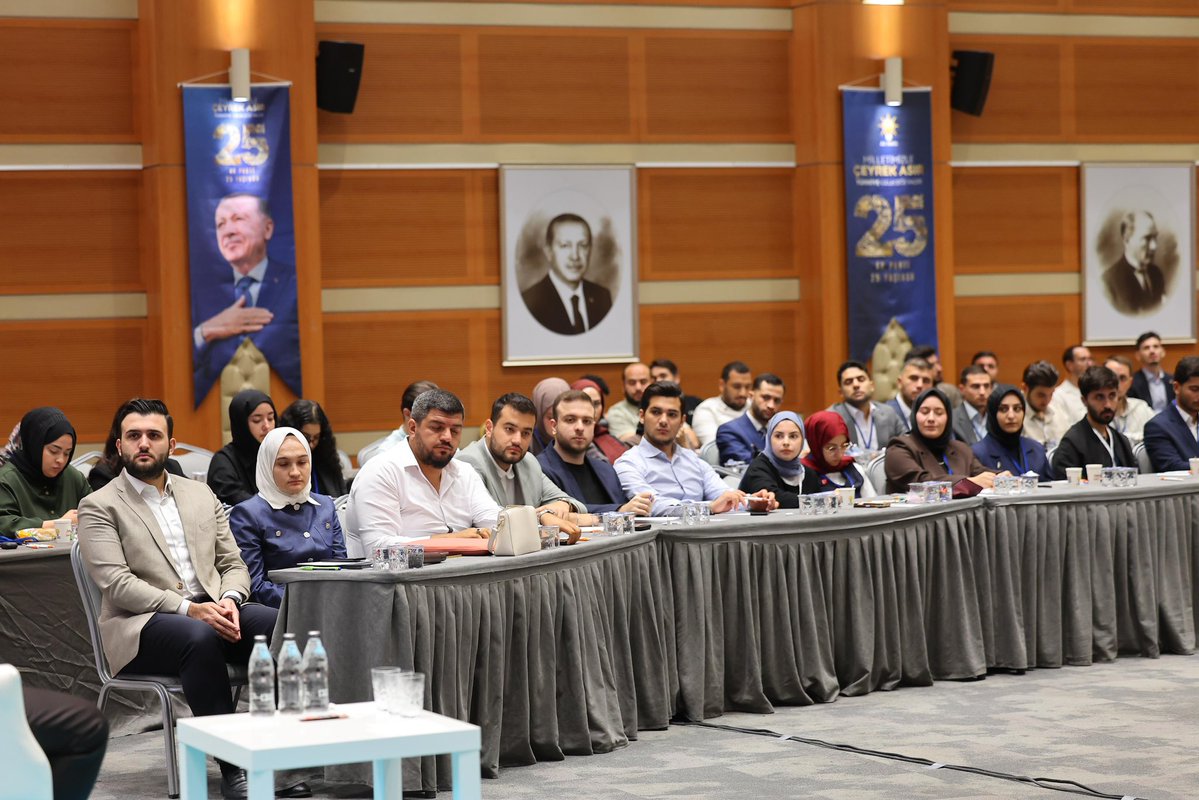 abdullahozdemir's tweet photo. Diplomasi, sadece masalarda değil; merak eden, sorgulayan ve dünyayı anlamaya çalışan gençlerin fikirlerinde de şekilleniyor.

İl Gençlik Kolları Başkanlığımızın düzenlediği Diplomasi Atölyesi’nde gençlerimizle bir araya geldik; dünyadaki gelişmelerden Türkiye’nin dış politikasına uzanan başlıklarda sorularını cevapladık, fikirlerimizi ve tecrübelerimizi paylaştık.

Türkiye Yüzyılı’nın güçlü aktörleri olacak gençlerimizin ufku, Türkiye’nin yarınlarına dair en büyük gücümüz.

@akgencistanbul @nevzatyuce

📍AK Parti İstanbul İl Başkanlığı