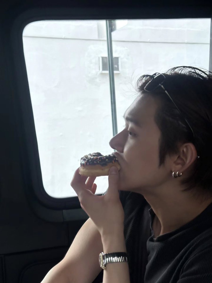 yjjjjj913xx's tweet photo. 난 사실 연준이 눈썹��에 환장함
눈썹뼈가 딱 예쁘게 튀어나와 있어서 자연스럽게 아이홀 생기는 것도 좋고
이마에서부터 시작해서 눈썹뼈 그리고 콧대까지 떨어지는 라인이 진짜 예술임
완전 입체적 골격미남 https://t.co/UNMYzkSFGI