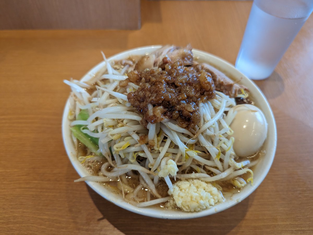 sudako181's tweet photo. 今日のお昼はいつものお店2号店の小ラーメンアブラニンニクヤサイ+味玉。スープが埼玉の有名店とのコラボという事で食べてみたが普段限定や汁なしばかり食べているので違いがよくわからぬ…😂、なんとなく「パンチはあるが角が立ってなく食べやすい」…ような(笑)、食レポとか全然ダメだわ俺w https://t.co/wTN899IK9v
