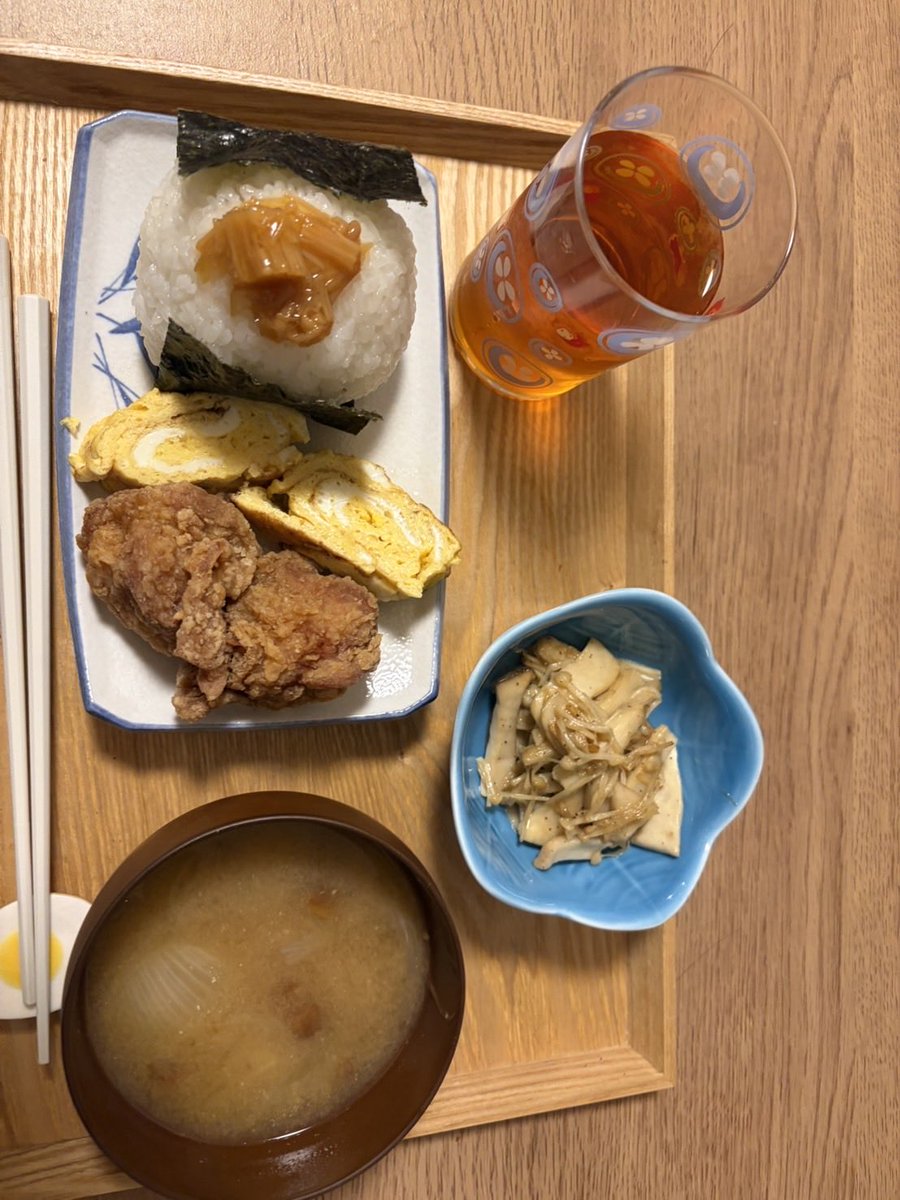 oga_cha_n's tweet photo. 地元のお店の定食再現したけど23歳になってもおむすび三角にできない︎^_^ https://t.co/5QXWOLxdNq