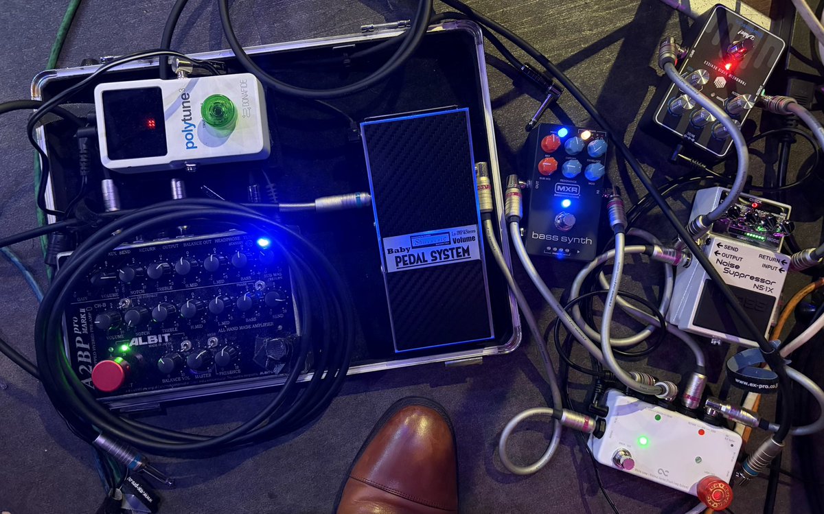 itoiyuuta's tweet photo. これからライブです。
足元フル装備、機材揃ったのでいい加減ちゃんとボード組みます(毎年言い続けて3年目) https://t.co/jpDYslU4Pf