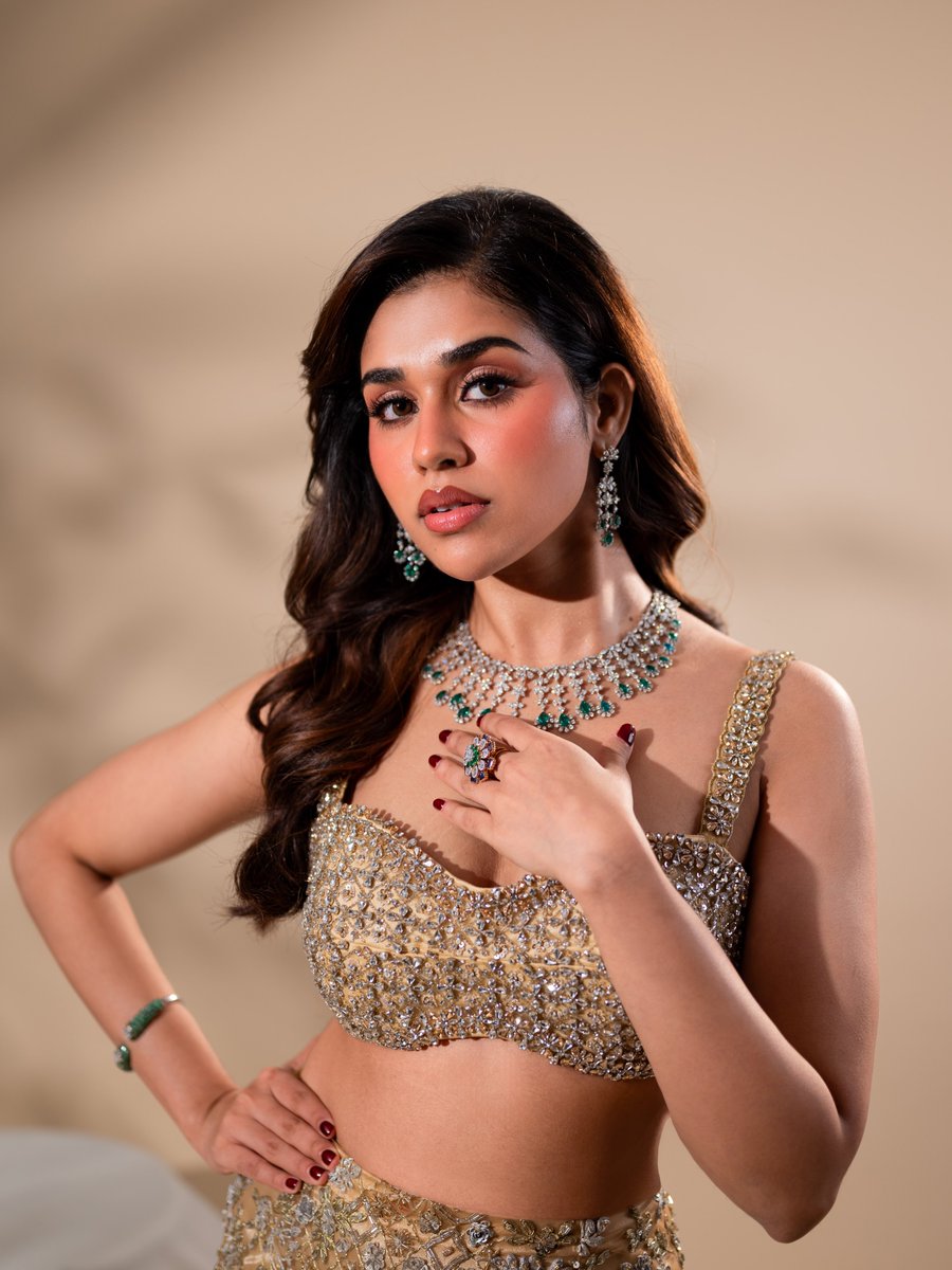 ThamizhPadam's tweet photo. Pure Grace with a modern sparkle 🕊️✨

#MeenakshiGovindarajan #EthnicGlam #AestheticMood #GraceRedefined #Thamizhpadam #WhackedOutMedia @MeenakshiGovin2 https://t.co/MDt1pw4ZIJ