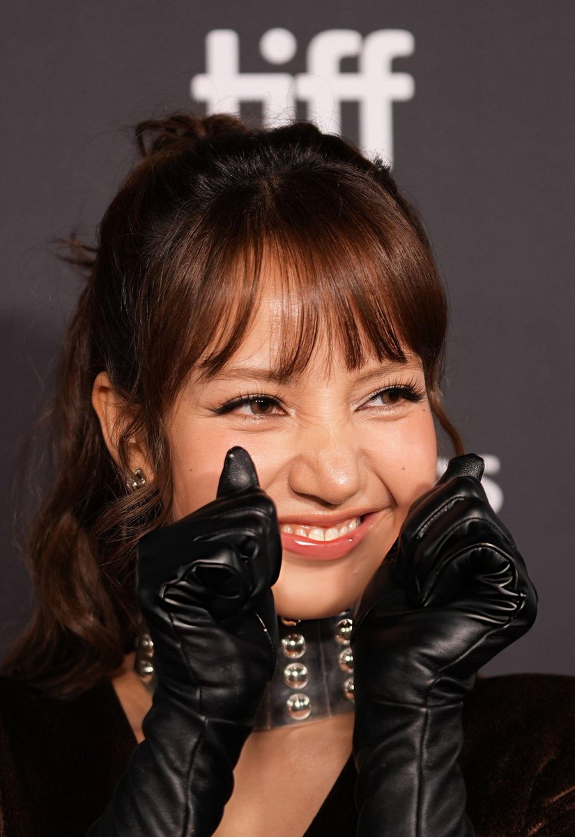 TeamLISAfr's tweet photo. 🚨 SPOILER
-
-
-

#LISA a teasé une chanson inédite, « LEAVE WITH ME », en tant que piste de générique de fin de son documentaire « ALWAYS LALISA ».  

ALWAYS LALISA TIFF DEBUT 
#LISAxTIFF26 #AlwaysLalisa #TIFF26 https://t.co/7ScNyGVs9G
