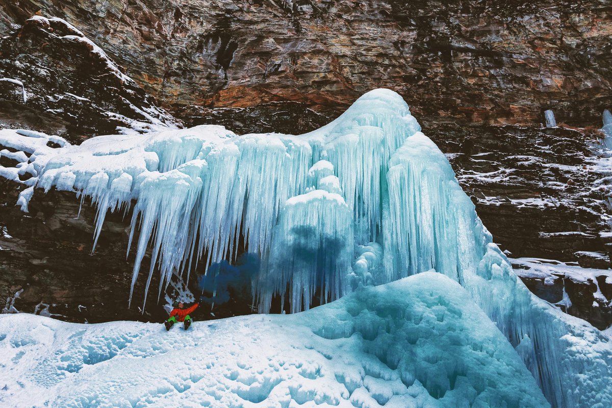 OMantis21837's tweet photo. Chiếc đồng hồ chẳng vội giải thích điều gì. Trong khoảnh khắc yên tĩnh, bóng cây kéo dài trên nền đất. Tôi nhìn nó đi qua rồi mỉm cười ☀️ https://t.co/JxjSu2TjLe