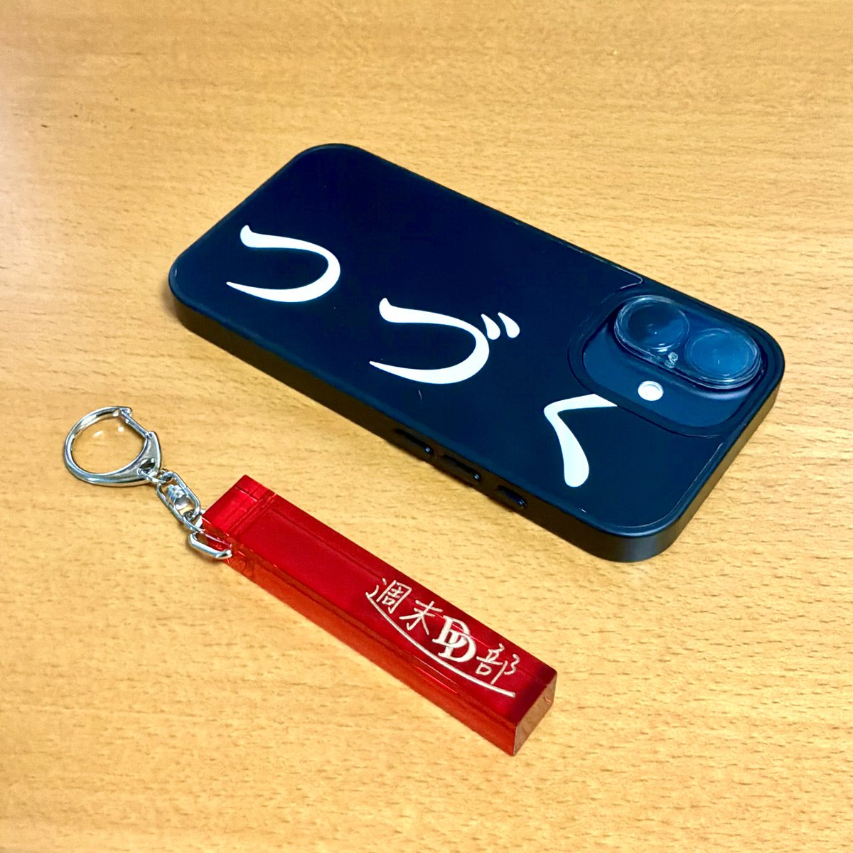 koburamuh's tweet photo. uv印刷はカラフルに出来るのが良いけど、ホテルキーってやっぱ削ってスミ入れだよなぁと思って作ってみた。最高です。
アクリルのカラーと金インクの組み合わせがff14感すごい。 https://t.co/cL1krqnFsJ