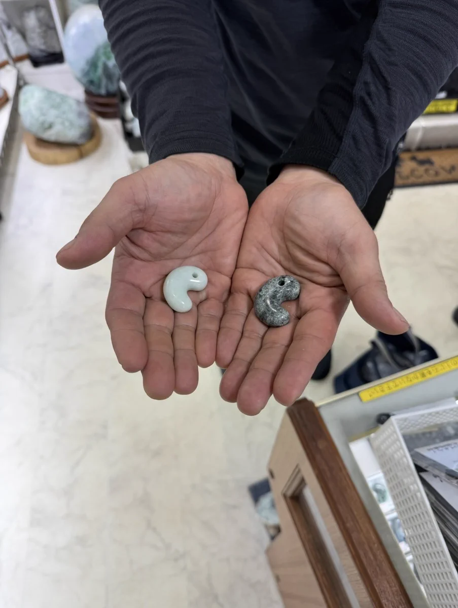 糸魚川翡翠　蛇型勾玉　手磨き　一点物　ハンドメイド ㊗️みどり店11周年🎊🎉【翡翠販売】糸魚川‼️ on X: 