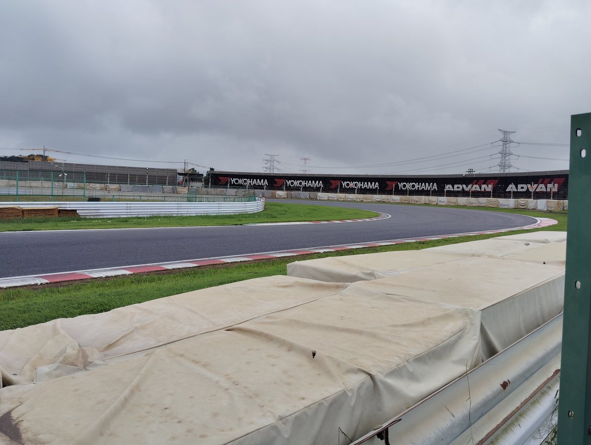 TOS2070's tweet photo. 本日は筑波ロードレース選手権 第3戦にコース員として参加しました！
朝から雨が降る中、多くのバイクが慎重にかつ速く走っており、我々にもウェット路面の難しさが伝わってくるようでした…！

なお、今日もコース上にはいつものお客さまがいらっしゃったとか🦞🦞 https://t.co/vXfDXybzRT