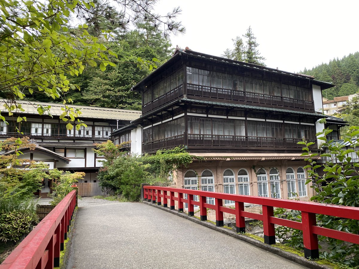 SleepdeeplyGG's tweet photo. 「千と千尋の神隠し」のモデルになったと言われている
群馬・四万温泉「積善館」♨️

日本最古の木造湯宿ともいわれている歴史ある宿！

山奥にひっそり佇む温泉街で、時間を忘れてまったり！ https://t.co/v5gLgsXA99