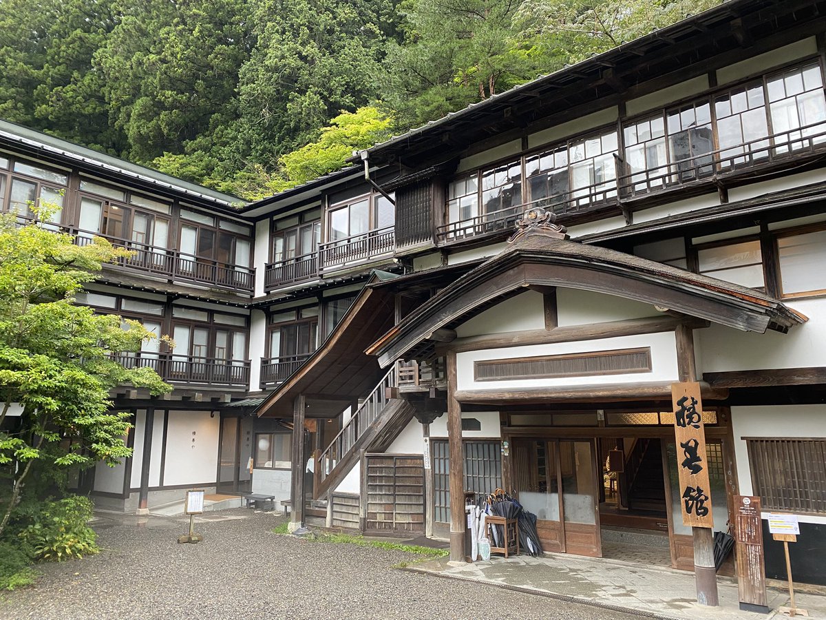 SleepdeeplyGG's tweet photo. 「千と千尋の神隠し」のモデルになったと言われている
群馬・四万温泉「積善館」♨️

日本最古の木造湯宿ともいわれている歴史ある宿！

山奥にひっそり佇む温泉街で、時間を忘れてまったり！ https://t.co/v5gLgsXA99