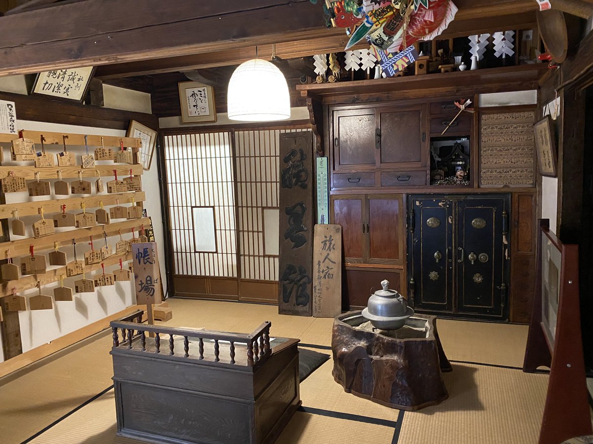 SleepdeeplyGG's tweet photo. 「千と千尋の神隠し」のモデルになったと言われている
群馬・四万温泉「積善館」♨️

日本最古の木造湯宿ともいわれている歴史ある宿！

山奥にひっそり佇む温泉街で、時間を忘れてまったり！ https://t.co/v5gLgsXA99