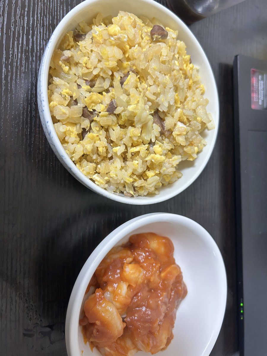 akapiku1's tweet photo. エビチリを作ったつもりです。
水溶き片栗粉を徐々に入れるってレシピにあったんですけど面倒だったので全入れしました。 https://t.co/wTk2olcNeb