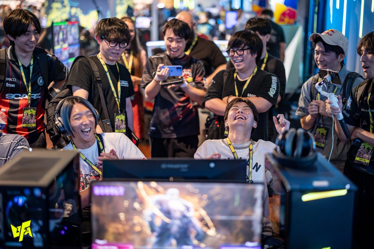 Vexanie's tweet photo. Fighting games is something so great. https://t.co/Jh0yBmg0uS