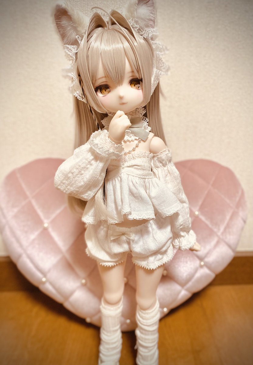 sumii_usa's tweet photo. 実は…！
7月にあったアイドールで一目惚れした子をお迎えしてました！

ちょっとケモっぽいお鼻とお口が可愛すぎる〜🤍
そしてこの子のお披露目の時は、どうしてもこのお洋服を着せたかった…！やっぱり最高の組み合わせすぎる…🤤

お名前は『レイラ』ちゃんです！
#うさアメっ子
#うさアメお洋服 https://t.co/k8Qe6xVpmy