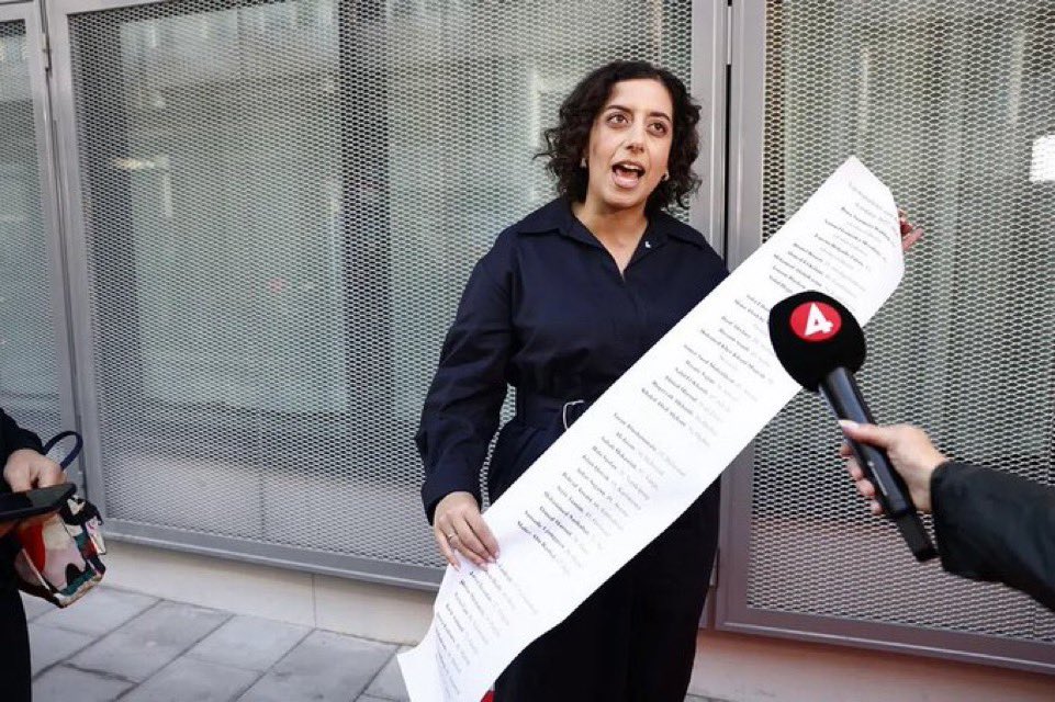 Barbasa11's tweet photo. Här ses Simona Mohamsson hålla upp ett papper med Abdul Abdulmaliks fullständiga namn https://t.co/jRO2V6lH0h