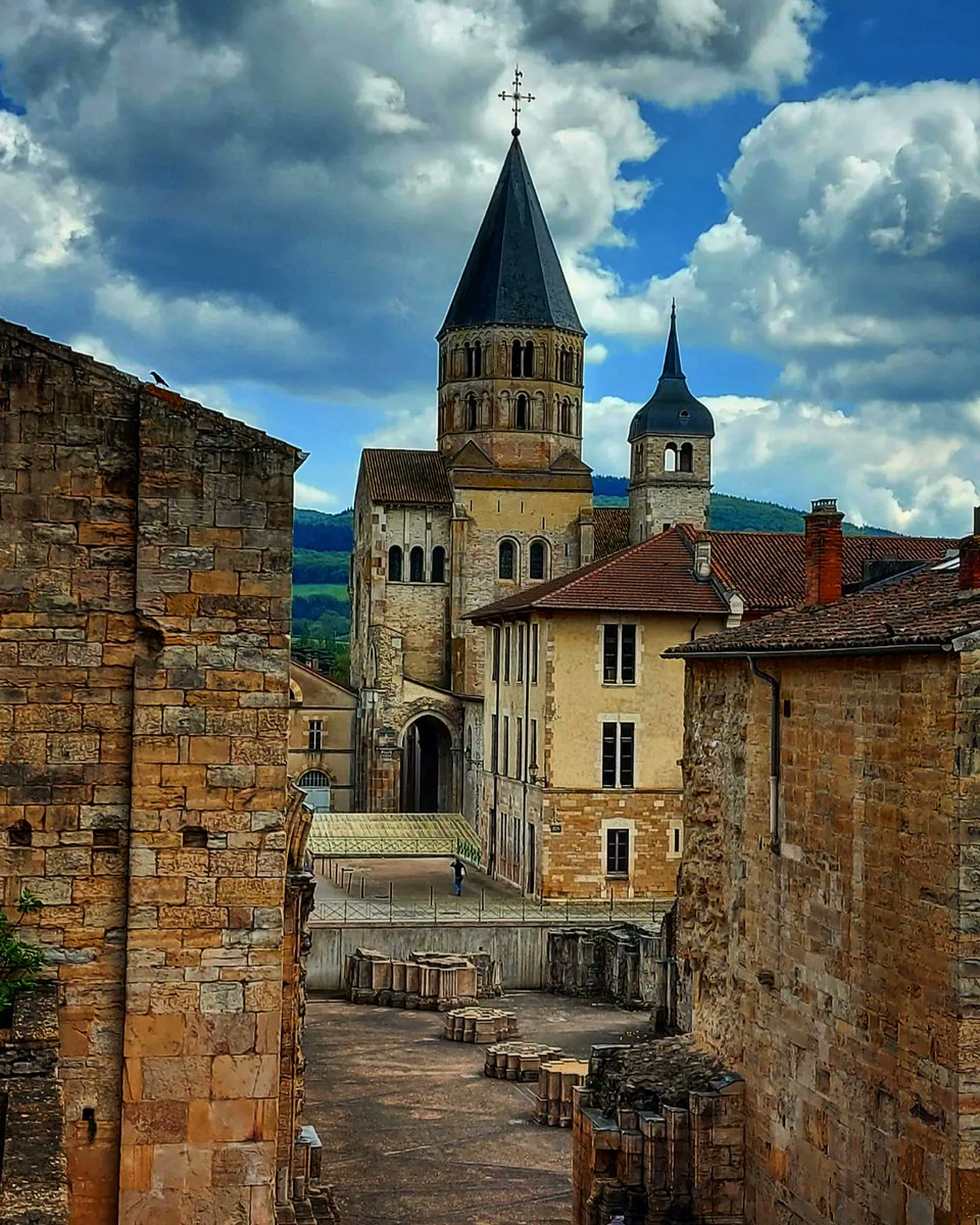 MuhammetKurga's tweet photo. Cluny, Bourgogne-Franche-Comté—home of beef bourguignon. I feel like I’m living in a calendar! Amazing wine and cheese too. https://t.co/ELwd7N2bZM