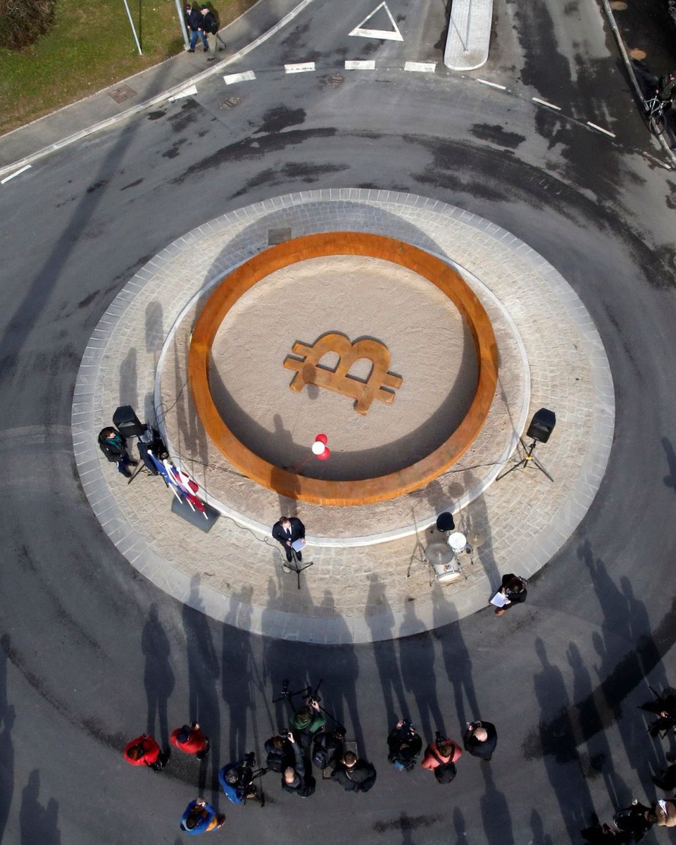 bitcoinconfams's tweet photo. A #Bitcoin roundabout is spotted in Slovenia 🇸🇮

This is the very first Bitcoin monument to ever be created 🔥 https://t.co/GbALEQPaCf
