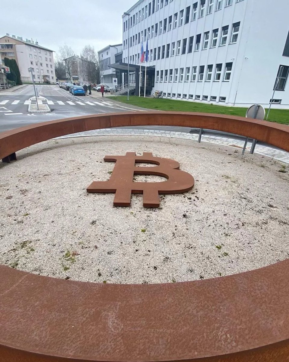 bitcoinconfams's tweet photo. A #Bitcoin roundabout is spotted in Slovenia 🇸🇮

This is the very first Bitcoin monument to ever be created 🔥 https://t.co/GbALEQPaCf
