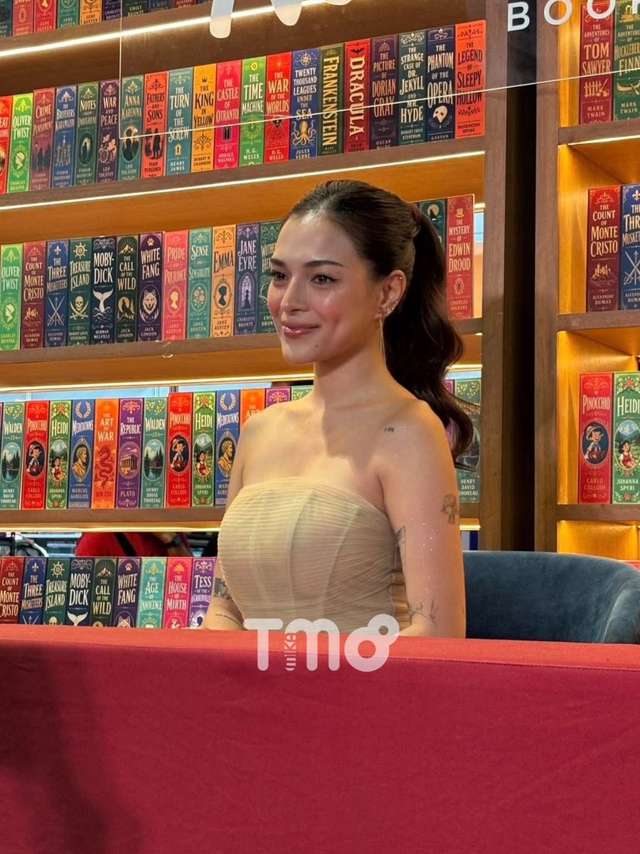 team_mikaofc's tweet photo. 𝙎𝙃𝙀 𝙄𝙎 𝙁𝙄𝙉𝘼𝙇𝙇𝙔 𝙃𝙀𝙍𝙀!

Mika has finally arrived at the MIBF 2026. Get a chance to have an upclose interaction with Mika when you get a copy of Lipad book! Don't miss this chance fam! 🧚‍♀️💚

#MikaSalamanca #MIBF2026 https://t.co/iIB2Wx35UH