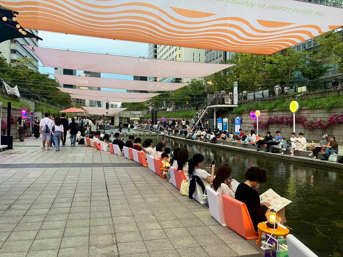 setonaikais's tweet photo. 韓国では読書が流行っていると聞いてたけど、本当っぽい。清渓川ではパブリック野外図書館が催されていて、若者たちで賑わっていた。 https://t.co/AM7dTtpral