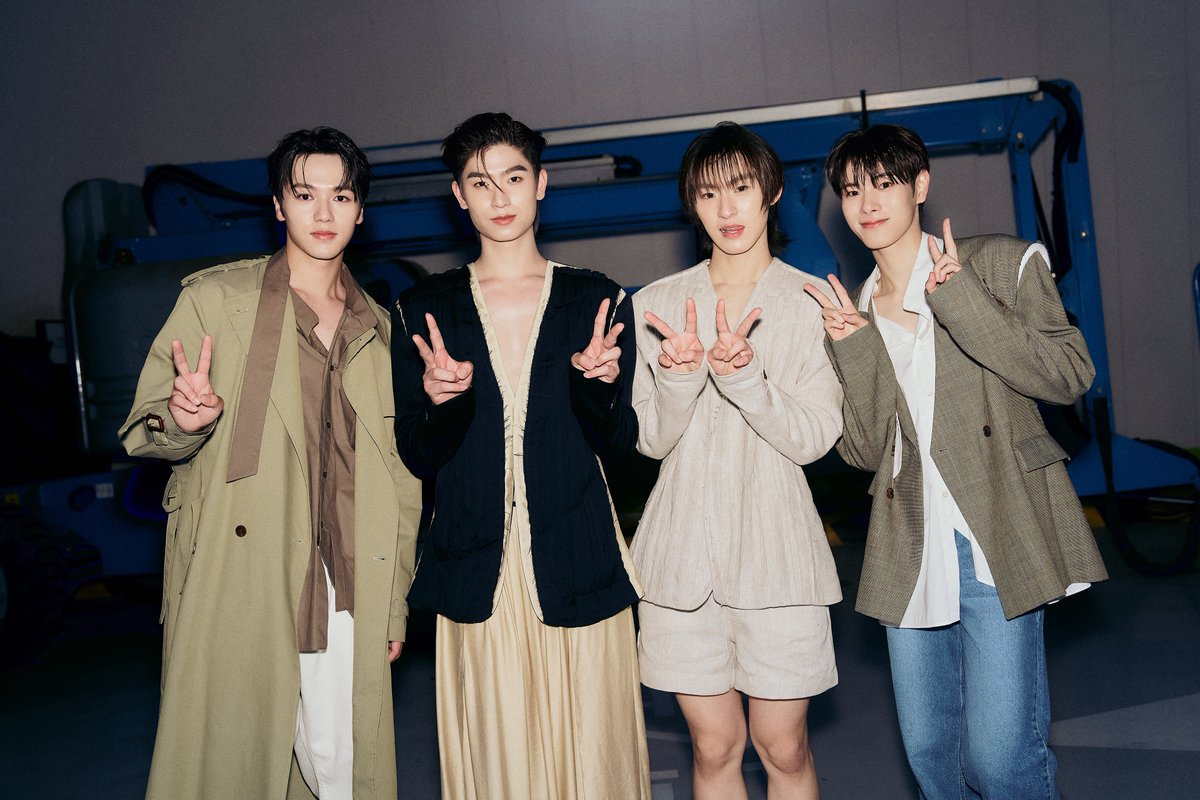 Kazzmagazine's tweet photo. ทีมนักแสดงจากซีรีส์ ‘Your Sky Hare Nochi Koi’ (กี่หมื่นฟ้า เวอร์ชันรีเมคญี่ปุ่น) FUKUDA AYUTA & AIHARA ISSHIN บุกงาน SEOUL FASHION WEEK 2027 S/S เดินพรม Blue Carpet ในโชว์ของแบรนด์ HOLYNUMBER7 และ MMAM!

ความฮอตยิ่งคูณสอง เพราะงานนี้ทั้งสองคนได้มาเจอกับ Thomas & Kong นักแสดงนำจากเวอร์ชันต้นฉบับของไทยในโชว์ของ MMAM! ถือเป็นโมเมนต์ประวัติศาสตร์ที่ทั้ง 4 คนได้มาร่วมเฟรมกัน 💙

เพิ่มเติม : https://t.co/jg7Zo124Lk

#KAZZMAGAZINE