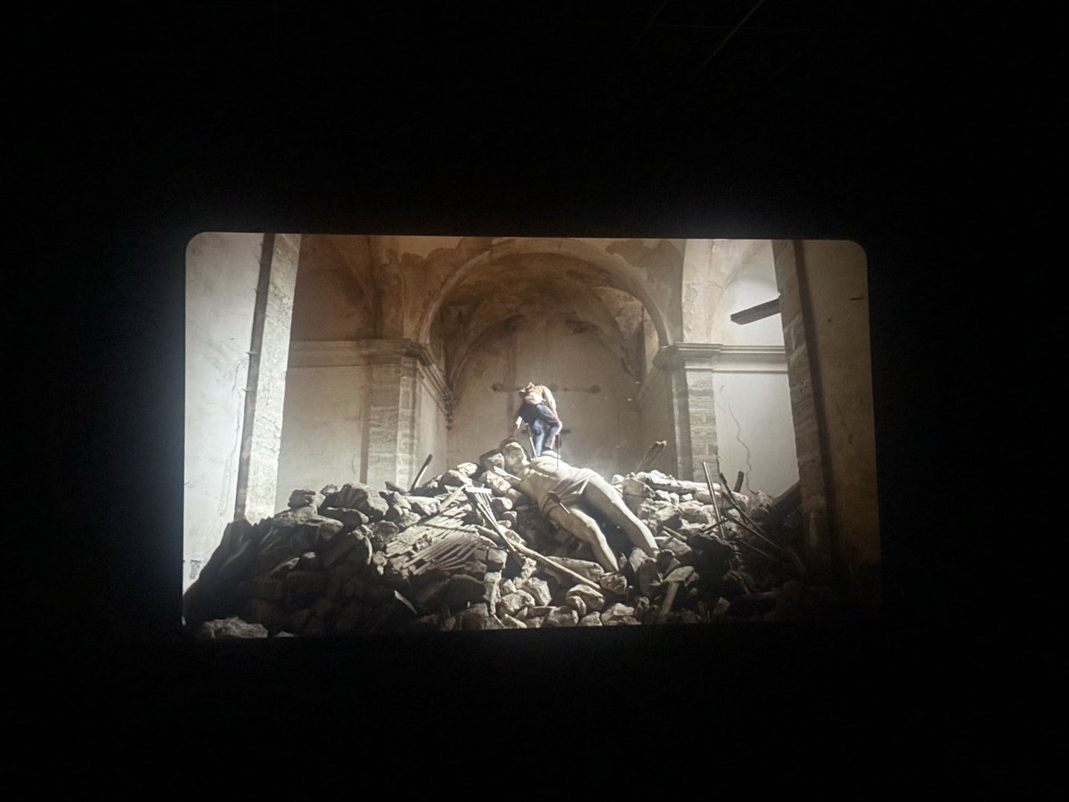 _anapastor_'s tweet photo. Anoche tuve la enorme suerte de ver 
LA BOLA NEGRA en el cine. 💚

Estoy sin palabras. Qué belleza. Qué talento. Qué equipo. Qué manera de mirar y mostrar. Cada detalle. Cada respiro. Gracias @sumacontent y Javi Ambrossi y Javi Calvo por ser y existir. https://t.co/m8s6JvP7lY