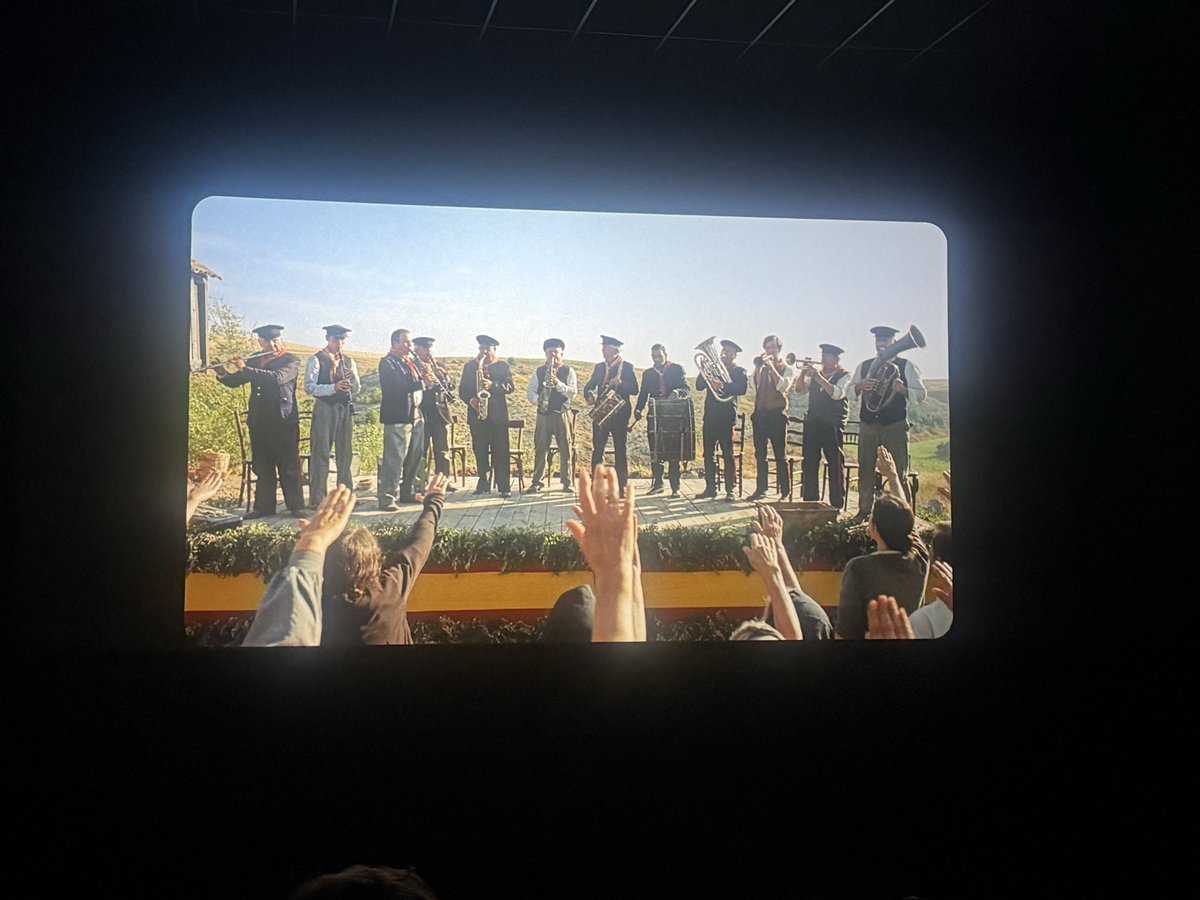 _anapastor_'s tweet photo. Anoche tuve la enorme suerte de ver 
LA BOLA NEGRA en el cine. 💚

Estoy sin palabras. Qué belleza. Qué talento. Qué equipo. Qué manera de mirar y mostrar. Cada detalle. Cada respiro. Gracias @sumacontent y Javi Ambrossi y Javi Calvo por ser y existir. https://t.co/m8s6JvP7lY