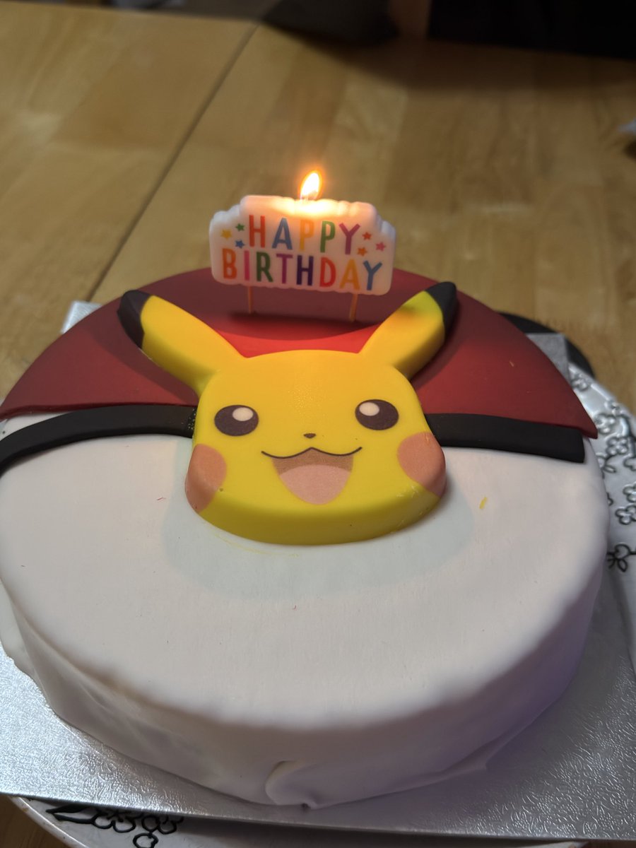 heyitsakari_'s tweet photo. 今日は私の誕生日です！🎂✨
24歳になりました！☺️💗
でも、24歳になっても日本語の勉強はやめません！🇯🇵📚

そして、サプライズでピカチュウのバースデーケーキをもらいました！🥹💛
大好きすぎて、本当に嬉しいです！⚡️🎂💖

  #誕生日  #日本語勉強中  #ポケモン  #ピカチュウ https://t.co/GImIFVCe5Q