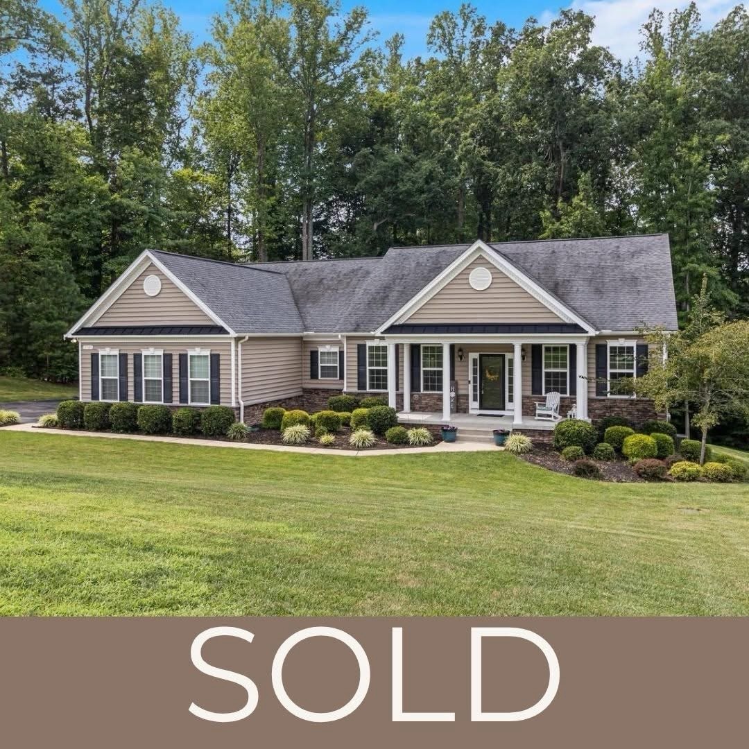 delaney44453's tweet photo. Last week was a busy one! 🏡

5 closings and 5 very different sold stories!

3 first-time home buyers officially got their keys, 1 seller closed the door on their Maryland home before moving out of state, and our sweet pink flip is officially SOLD too! https://t.co/y9C8nvj5N1