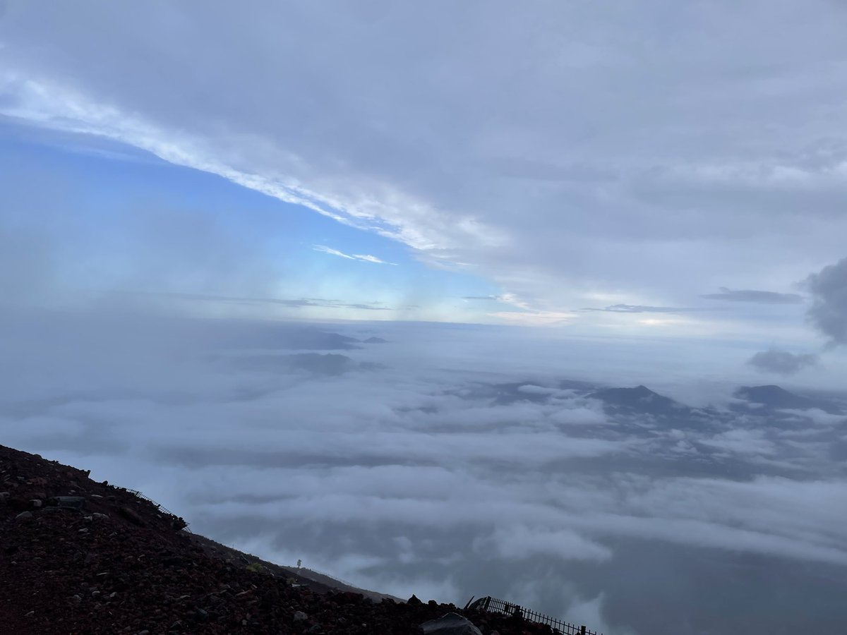 _akane_0701_'s tweet photo. ／
八十八はとやオープンいたしました🕊️
＼

登ってきた！富士山！！！🗻
昨年から唐突にハマった山登り🥾
「いつか富士山登りたいな〜」なんて思ってたらその"いつか"があっという間に訪れてました笑
下る直前まで暴風雨でご来光は見れず…来年リベンジします！
さて本日も朝までお待ちしております🥂 https://t.co/hDrV5a0TRF