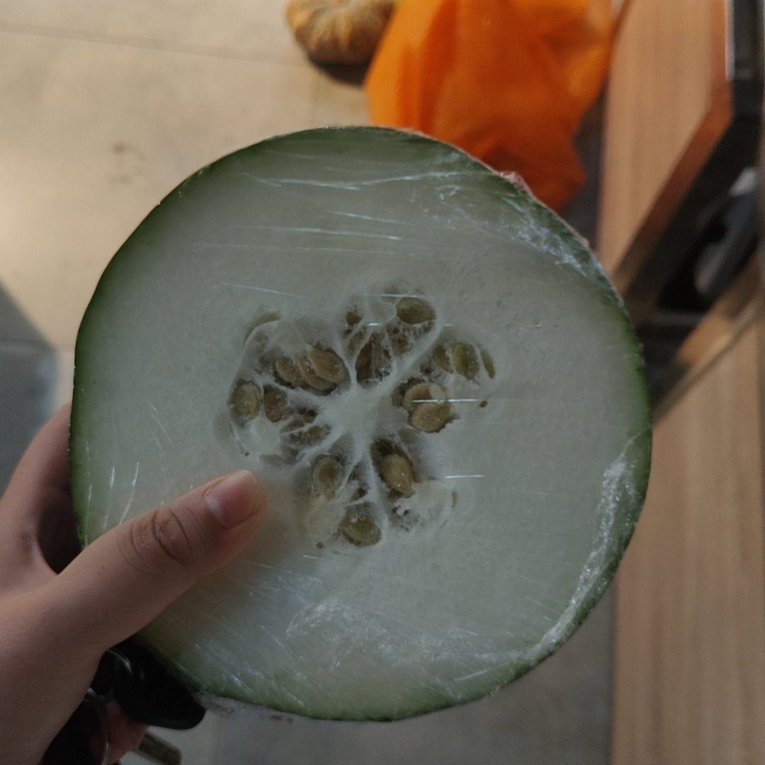IcedSoda_'s tweet photo. Buy a piece of wax gourd https://t.co/AeBhBMnveL
