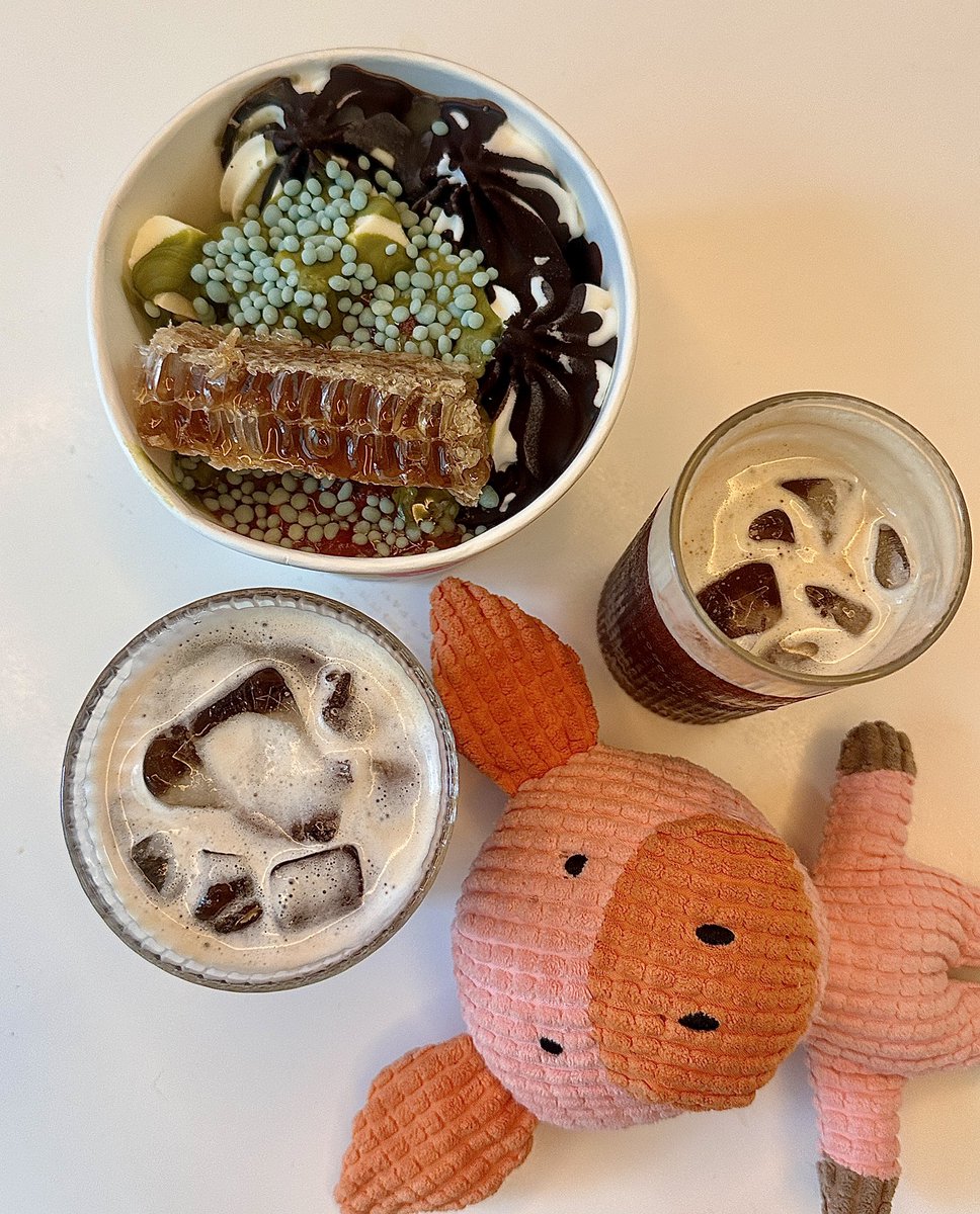 b_neul's tweet photo. 𝔾𝕚𝕣𝕝’𝕤 𝕕𝕒𝕪 𝕡𝕒𝕣𝕥𝕪 ( ◜◡‾)◜◡‾)◜◡‾)◜◡‾)◜◡‾)₎⁾⁾ https://t.co/hMCkVTPpbF
