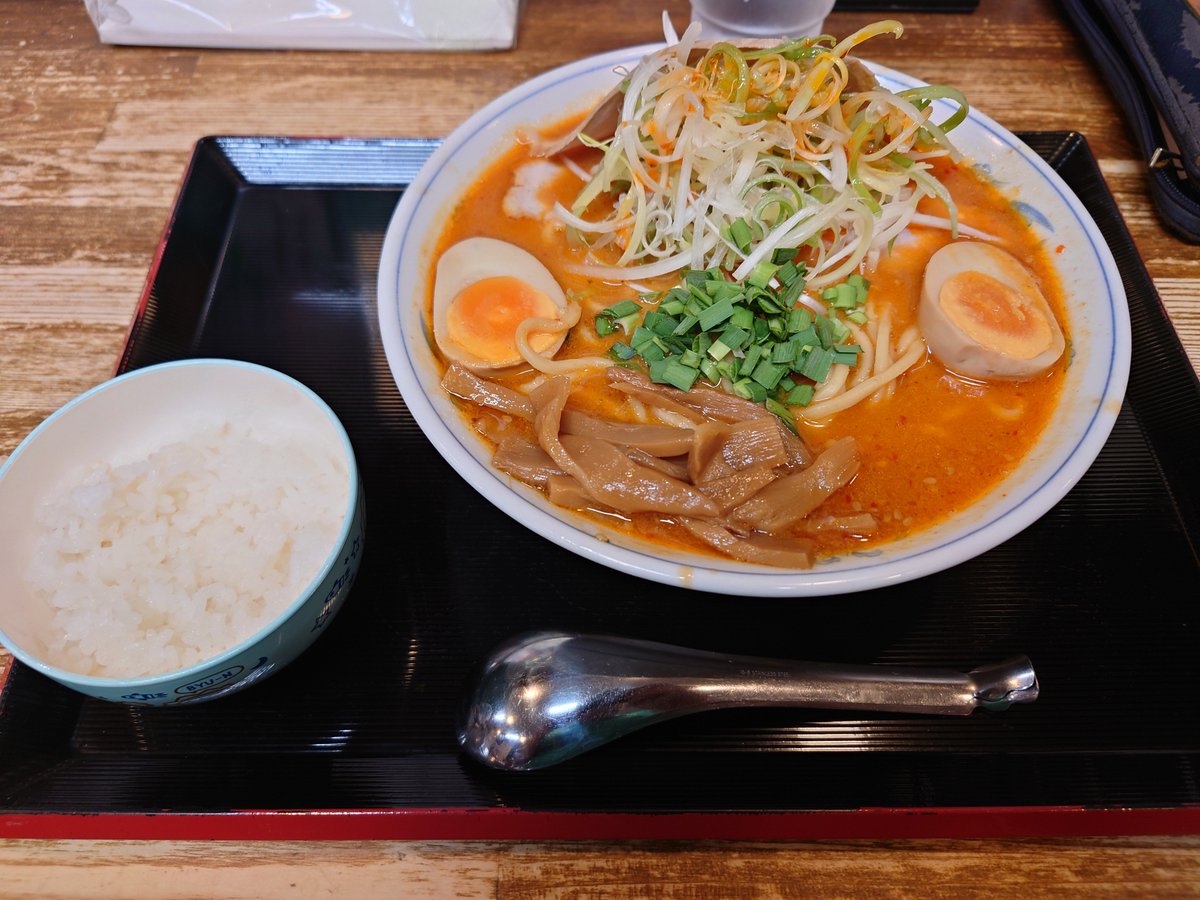Ram_Ram27's tweet photo. 青森市　青森大勝軒サンロード店
旨辛味噌ラーメン・半ライス

晩飯インザ眺めのいいデパート。笑
（言うてぼっちのワイは問答無用で夜景を背にカウンター着席😁）
今日の気分的にシビ辛でも良かったかも〜😋 https://t.co/ajF7SkLGNN