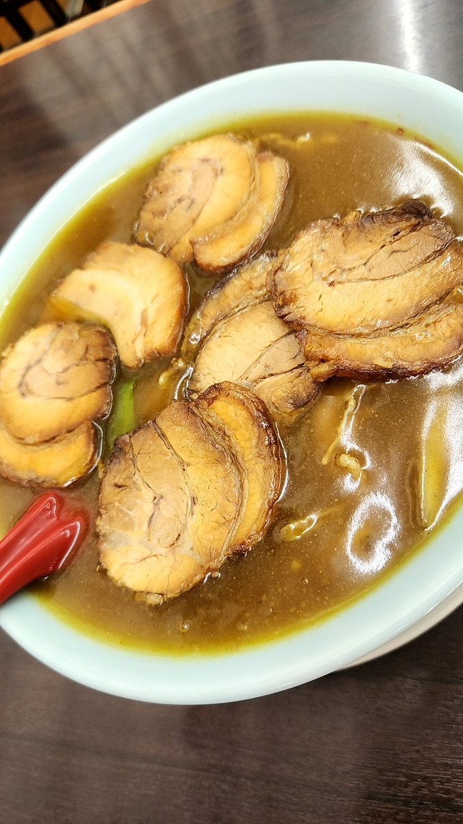 you_dissembler's tweet photo. スパロー@新町口（射水市）カレー中華・チャーシュー。念願の初訪問。とろみの強いスープはかつおや昆布メインの和風テイストとのこと、これにカレー粉など調味料を加えて作られる。ダシが良いのもかなり効果となっているのか、カレーテイストだけでは収まらないこの美味さ。 https://t.co/aZzHXu1rDL