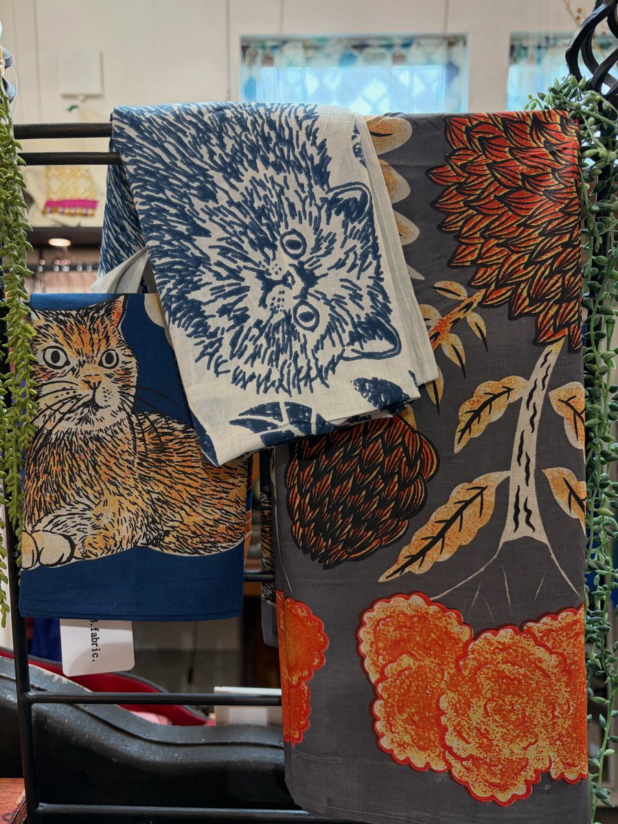 LeenaWolak's tweet photo. Eye-catching large handkerchiefs featuring adorable cat designs. Made from soft, comfortable cotton, they’re perfect for wearing around your face or neck. Their playful designs add a charming accent to everyday outfits. 70 × 70 cm 
100% cotton 
¥1, https://t.co/ShzVO1NUSu