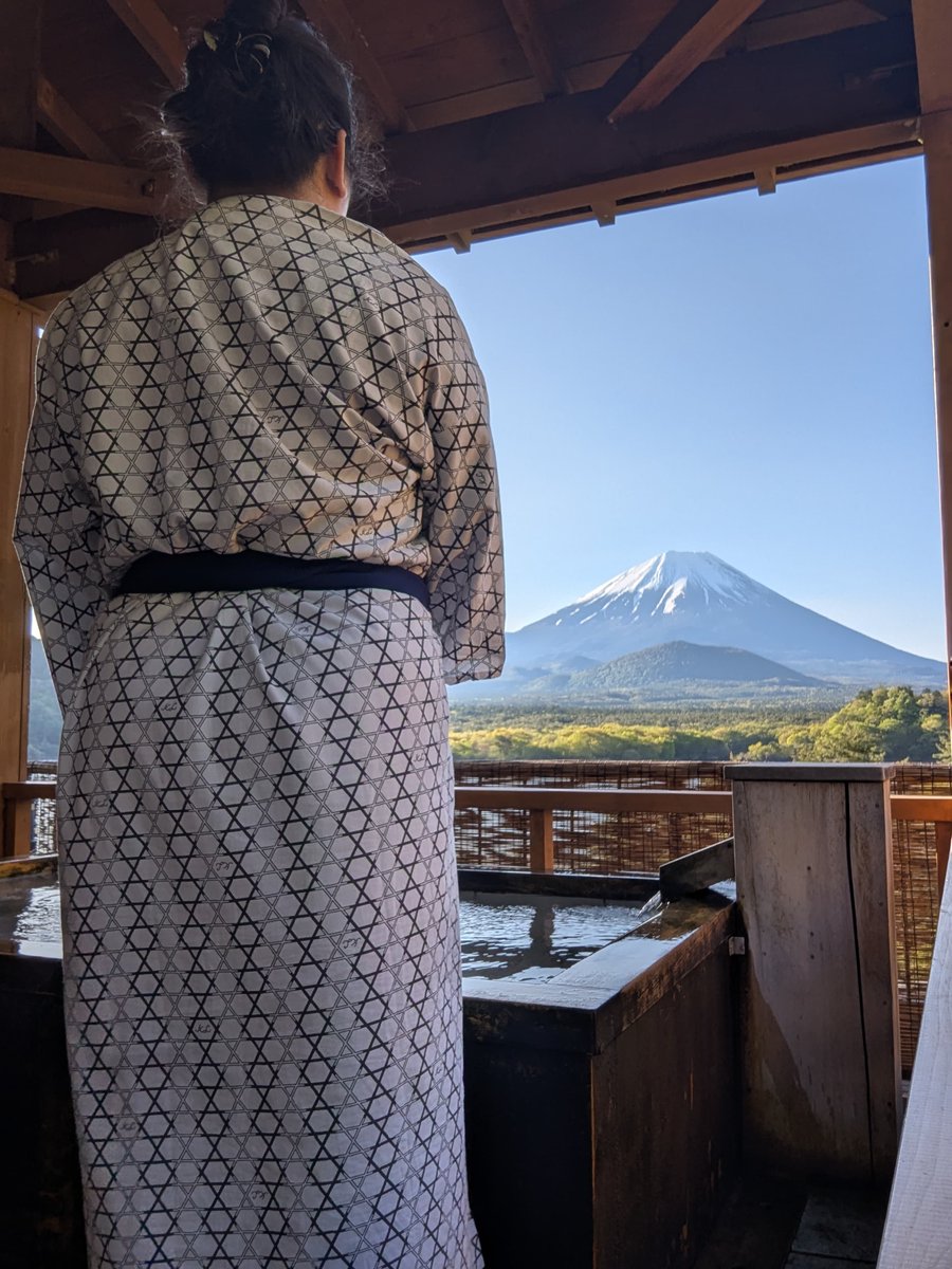 lilmestisa's tweet photo. Oh to be naked in an onsen staring at mt fuji again 😩 https://t.co/pUUiUts3RP