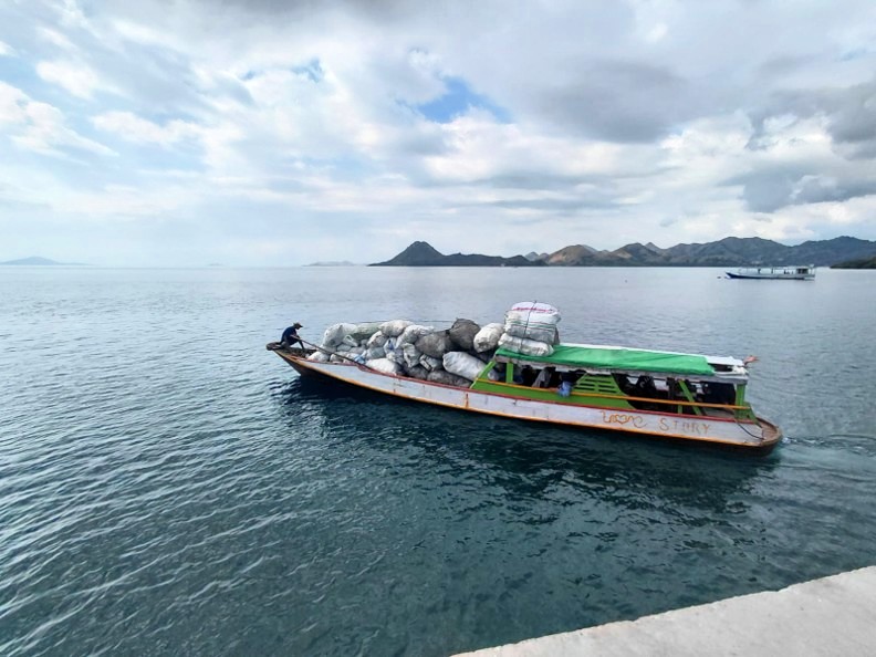 UNDPIndonesia's tweet photo. 1.2 tonnes of recyclables travelled from Pasir Panjang to Labuan Bajo, marking the first sale by the village’s new #wastebank. ♻️ @UNDP’s #PlasticCircularityProject with The Coca-Cola Foundation is helping turn waste into value and keep the island clean. https://t.co/oGzExScaJA https://t.co/b3rOJXv2E4