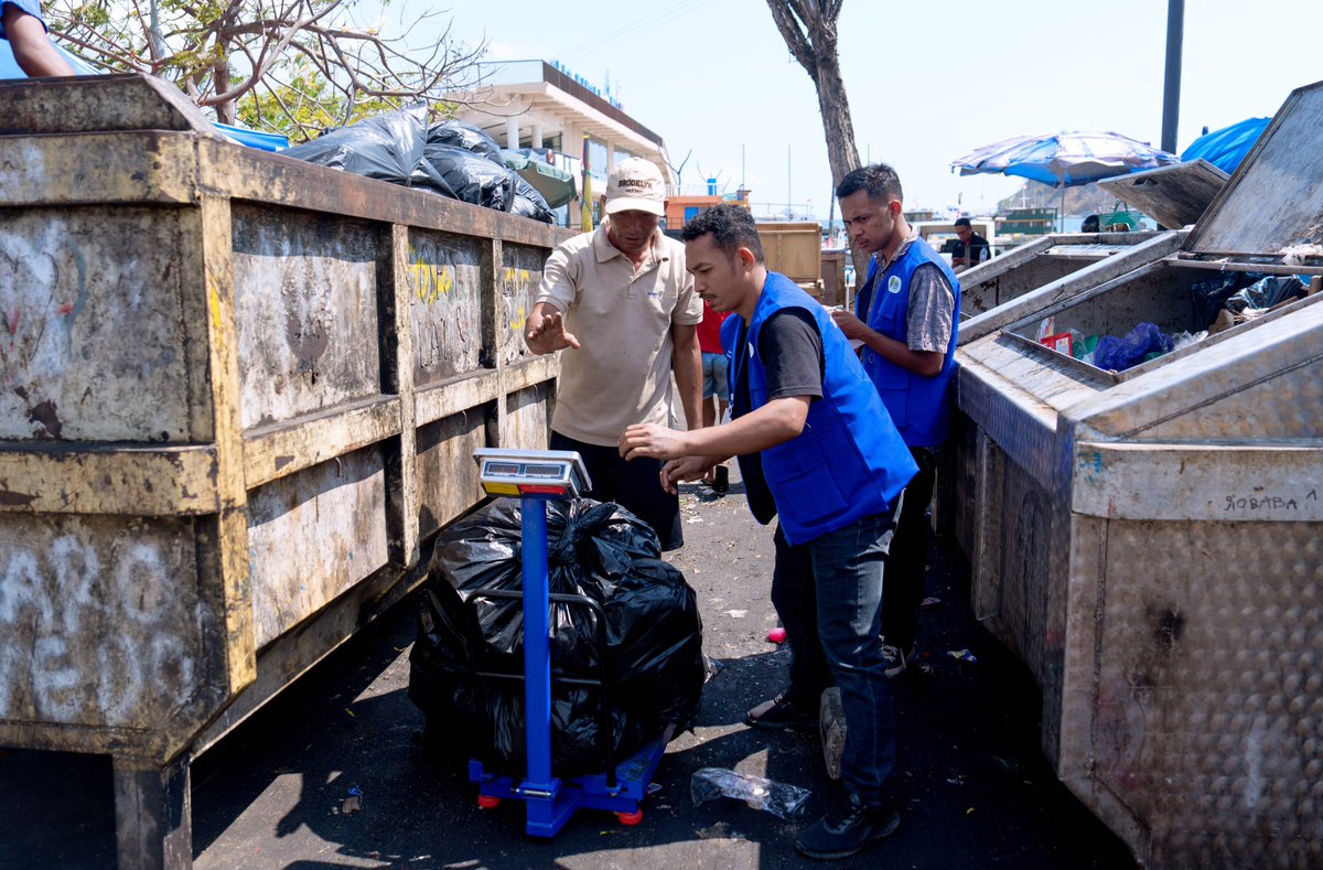 UNDPIndonesia's tweet photo. 1.2 tonnes of recyclables travelled from Pasir Panjang to Labuan Bajo, marking the first sale by the village’s new #wastebank. ♻️ @UNDP’s #PlasticCircularityProject with The Coca-Cola Foundation is helping turn waste into value and keep the island clean. https://t.co/oGzExScaJA https://t.co/b3rOJXv2E4