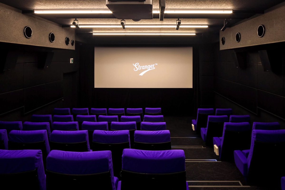 handafilm_info's tweet photo. 映画「赤い自転車」の披露上映会が11月11日（水）映画館 STRANGER に決まりました。18時からぼくと出演者の皆さんの挨拶、そのあと20時までの上映（１時間27分）となります。併設カフェのあるキュートな劇場です。下から予約もしていただけます。
https://t.co/AXlHAot8c7 https://t.co/Cgr3PUd1Vq