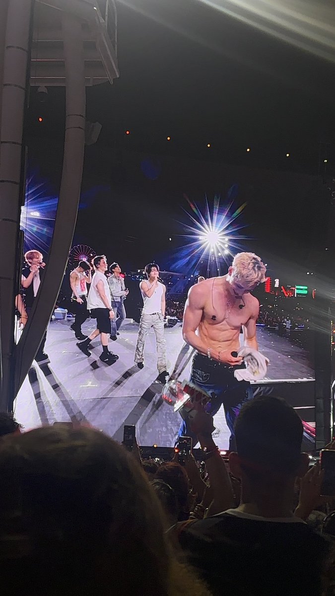 DaisyFl62's tweet photo. "i was gonna get yall wet" 

it worked christopher 

#bangchan https://t.co/HncGYXhAYt