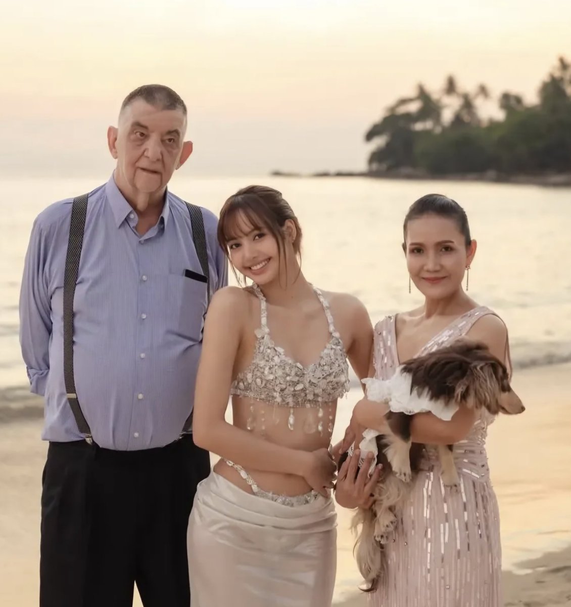 TeamLISAfr's tweet photo. 🚨 SPOILER
-
-
-
Lisa évoque le souhait de tomber amoureuse, se marier et avoir des enfants. Elle rêve notamment que son père, dont la santé est fragile, puisse la conduire à l’autel le jour de son mariage 🥹🫶

ALWAYS LALISA TIFF DEBUT 
#LISAxTIFF26 #AlwaysLalisa #TIFF26 https://t.co/qFFqbBTukW