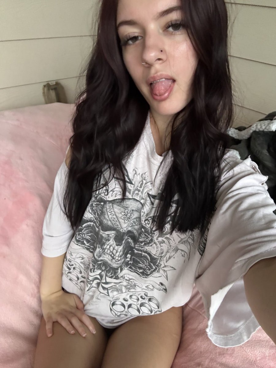 remimilky's tweet photo. some girls are pretty and know it. hi i'm some girls 👋 https://t.co/jV5zgs0Tnv